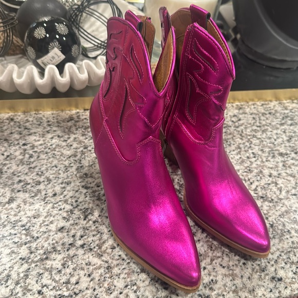 Shiney metallic hot pink boots - Picture 2 of 5